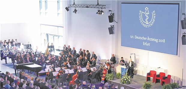 Steuerung darf nicht nur beim Arzt ansetzen Volles Haus: Die Präsidentin der Landesärztekammer Thüringen Dr. Ellen Lundershausen eröffnete am Dienstagvormittag den 121. Deutschen Ärztetag in Erfurt.