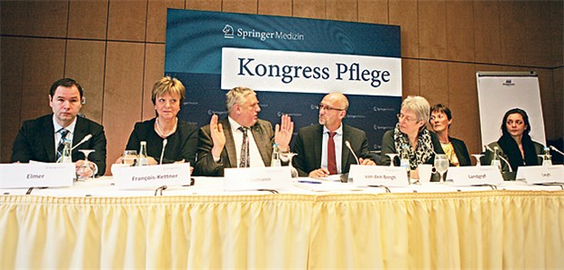 Pflege fädelt auf die Datenautobahn ein Volles Podium bei der Auftaktpressekonferenz. Staatssekretär Karl-Josef Laumann (3.v.l.) und "Ärzte Zeitung"-Chefredakteur Wolfgang van den Bergh im Gespräch.
