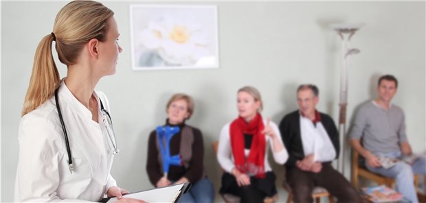 Volles Wartezimmer: Die Internisten gehen davon aus, dass bereits in fünf Jahren ein Großteil der aktuell in der Versorgung tätigen Hausärzte aus dem Berufsleben ausscheiden wird. Eine Lücke, die sich allein mit mehr Medizinstudenten nicht rechtzeitig füllen lässt. Helfen könnte unter anderem die HzV.