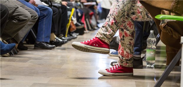 Viele Menschen sitzen im Wartezimmer