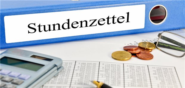 Jeder dritte Beschäftigte arbeitet in Teilzeit Ordner, Taschenrechner, Geld und eine Tabelle liegen auf einem Schreibtisch