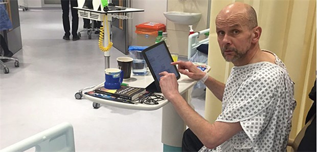 Tag 1: Drei Stunden auf die Verlegung warten Vom Krankenbett aus berichtet unser Großbritannien-Korrespondent Arndt Striegler von seinem Klinikalltag als Patient.