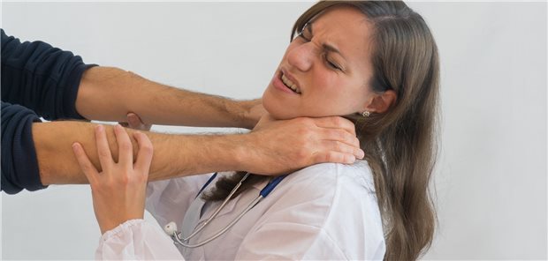Frankreich: Vor allem Allgemeinmediziner werden Opfer von Gewalt Vom Patienten attackiert: Die französische Ärztekammer geht davon aus, dass 30 Prozent der Ärztinnen und Ärzte solche Übergriffe aus Angst vor möglichen Repressalien durch Patienten oder ihre Angehörigen erst gar nicht melden. (Symbolbild mit Fotomodellen)