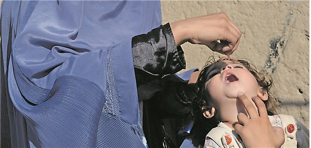 Grundimmunisierung bleibt für jedes zweite Kind ein unerreichtes Ziel Von Taliban nicht gerne gesehen: Eine Impfhelferin impft in Kandahar gegen Polio.
