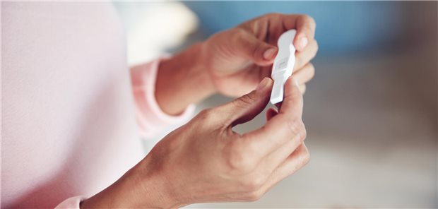 Von den 2.407 Frauen, die nach der Krebsdiagnose ein Kind bekamen, waren 1,8 Prozent mit GnRHa behandelt worden. Letztere unterschieden sich nicht von den Müttern ohne GnRHa-Therapie, was das Alter bei der Geburt, das Zeitintervall nach der Krebsdiagnose, die Komplikationen bei Schwangerschaft und Geburt oder den Geburtsmodus betraf.