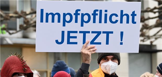 Von den Gegnern der Impfpflicht hört man viel, aber es gab auch schon Demonstrationen für die Einführung einer Impfpflicht.
