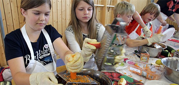 Mehr Ausgaben zur Gesundheitsförderung und Prävention Von den Präventionsprogrammen der Krankenkassen haben unter anderen Kindertagesstätten und Schulen profitiert, etwa in Zusammenhang mit Ernährungsangeboten.
