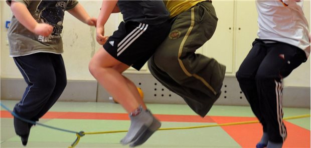 Studie: Dicker statt fitter – wenn die Grundschule ins Gewicht fällt Von den fast 7.600 getesteten Kindern in Baden-Württemberg waren 15 Prozent übergewichtig und 6,5 Prozent adipös oder krankhaft fettleibig, heißt es im neuen „Fitnessbarometer“.
