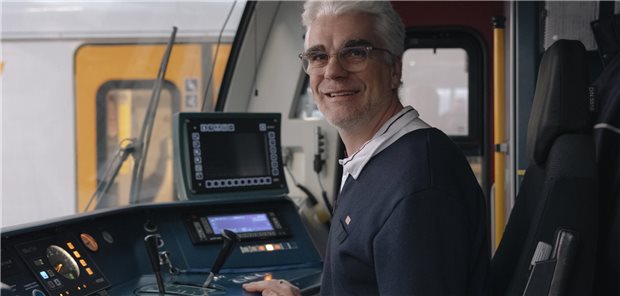 Ingmar Zöller steht im Fahrerstand der S-Bahn.
