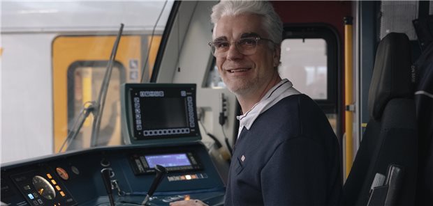 Ingmar Zöller steht im Fahrerstand der S-Bahn.