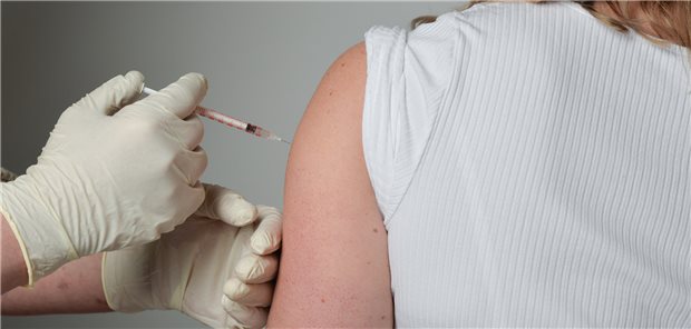 Von der Corona-Booster-Impfung profitieren Krebspatienten mit einer hämatologischen Neoplasie scheinbar stärker als solche mit soliden Tumoren. (Symbolbild mit Fotomodell)