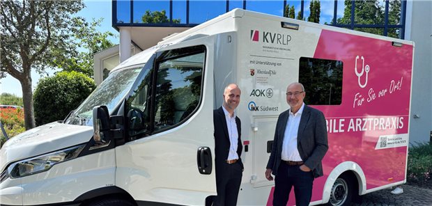 Gesundheitsminister Clemens Hoch (links im Bild) und KV-Chef Dr. Peter Heinz vor einer der beiden neuen Fahrpraxen.