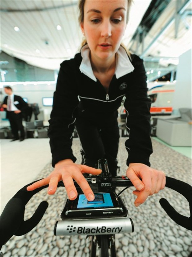 Telemedizin zum Anfassen auf der CeBIT Von der Prävention bis zum Notfall: Bei der FutureCare 2009 konnten Besucher während der CeBIT erstmals Szenarien der Telemedizin anschauen. © dpa