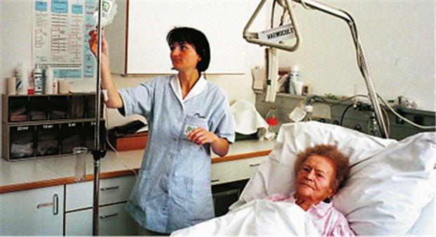 Alte Menschen mit Krebs - zu alt für eine Tumortherapie? Von einer Chemotherapie können auch betagte Krebspatienten profitieren.
© Bilderbox