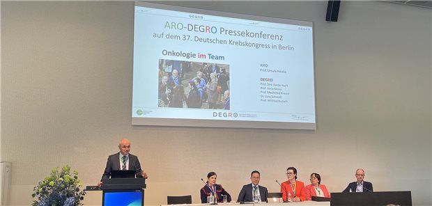 Die Votragenden der Pressekonferenz von links nach rechts: Dirk Vordermark, Anca Grosu, Daniel Fleischmann, Livia Schmidt, Mechthild Krause und Wilfried Budach