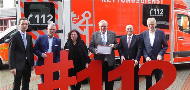 NRW will Telenotarzt in die Fläche bringen Von links nach rechts: Dr. Martin Klein, Hauptgeschäftsführer des Landkreistages NRW; Professor Andreas Meyer-Falcke, Gesundheitsdezernent der Stadt Düsseldorf; Helga Stulgies, Feuerwehrdezernentin der Stadt Düsseldorf; Karl-Josef Laumann, NRW-Gesundheitsminister; Rolf Buchwitz, stellvertretender Vorstandsvorsitzender der AOK Rheinland/Hamburg; Dr. Hans-Albert Gehle, Präsident der Ärztekammer Westfalen-Lippe nach der Unterzeichnung der Absichtserklärung zum Telenotarzt NRW.