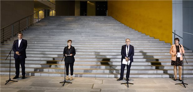 So will die Regierung die Corona-Folgen abmildern Von links nach rechts: Markus Söder, Vorsitzender der CSU und Ministerpräsident von Bayern, Annegret Kramp-Karrenbauer, Bundesvorsitzende der CDU, Walter-Borjans, Bundesvorsitzender der SPD, und Saskia Esken, Bundesvorsitzende der SPD, sprechen nach einem Treffen mit Bundeskanzlerin Merkel (CDU) am Dienstagabend, vor Journalisten.