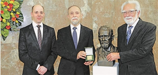 Warum die "TNF-Mafia" eine Auszeichnung verdient Von links nach rechts: Nachwuchspreisträger Professor Tim J. Schulz sowie die beiden Preisträger Professor David Wallach und Professor Anthony Cerami