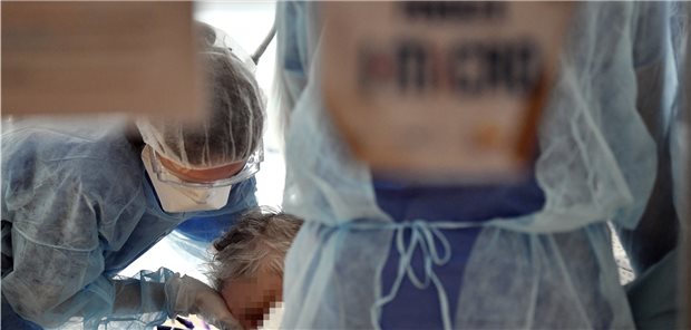 Von schweren COVID-19-Verläufen sind besonders ältere und Menschen mit Vorerkrankungen betroffen (Symbolbild).