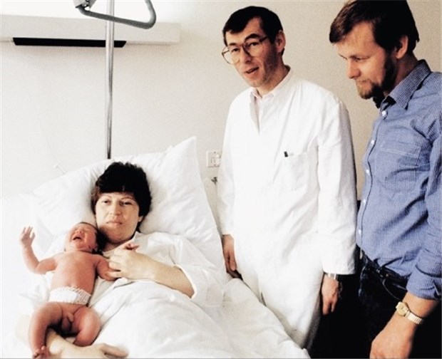 Schmidt widerspricht Bundesrats-Votum Vor 20 Jahren kam das erste deutsche "Retortenbaby" auf die Welt. Die Geburt von Oliver W. in der Frauenklinik der Universität Erlangen am 16. April 1982 war eine wissenschaftliche Sensation.