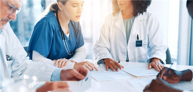 Ärzte arbeiten zusammen