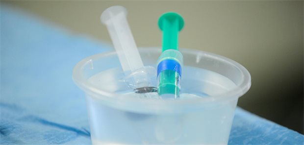 Vor Gericht ging es um Spritzen mit einer bei Augenuntersuchungen verwendeten Fluorescein-Natrium-Lösung sowie drei verschiedene Darmspülmittel zur Vorbereitung von Koloskopien.