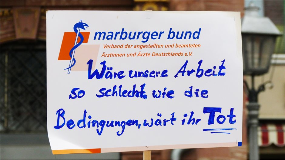 Vor Ort konnten die Ärzte Plakate des Marburger Bundes individuell beschriften. 