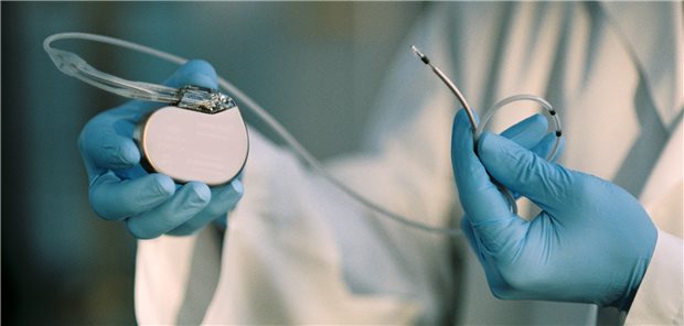 Vor allem Patienten mit ischämisch bedingter und funktionell unter die NYHA-Klasse II fallender Herzinsuffizienz scheinen bezüglich einer Verbesserung der Lebenserwartung von einer primärprophylaktischen ICD-Implantation zu profitieren.