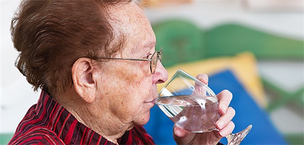 Vor allem ältere Menschen sollten während der Hitzwelle ausreichend trinken.