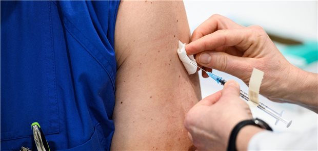 Neue Aufreger: Corona-Impfen im Betrieb und 3G im Fernverkehr Vor allem bei Berufsgruppen, die viel mit besonders gefährdeten Menschen arbeiten, wie Pflegekräfte oder MFA, ist es wichtig, dass sie geimpft sind.
