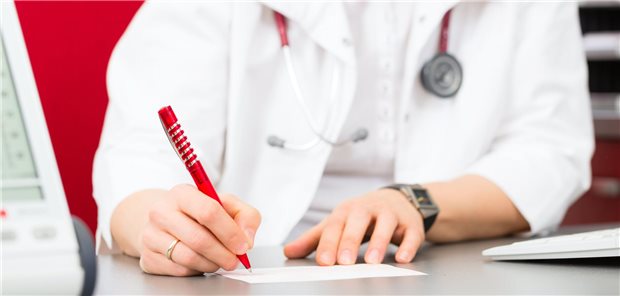 Werden Antibiotika noch immer zu schnell verordnet? Vor allem bei Reserveantibiotika sollten sich Ärztinnen und Ärzte bei der Verordnung zurückhalten und diese nur leitlinien-gerecht einsetzen, appelliert das WIdO.