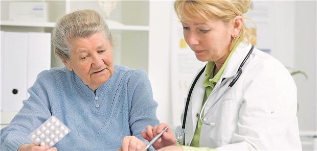 Vor allem bei alten Menschen kann das Blutungsrisiko bei der ASS-Prävention hoch sein.