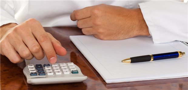  Arzt mit Taschenrechner