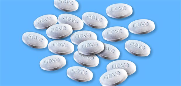 Weiße ovale Wegovy-Tabletten auf blauem Hintergrund. 