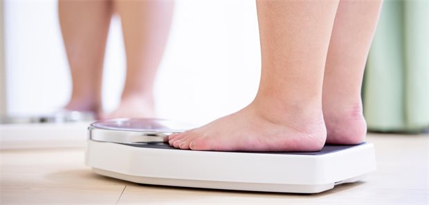 Die Semaglutid-Tablette kommt: Was das für die Adipositas-Therapie bedeutet Frau auf einer Waage