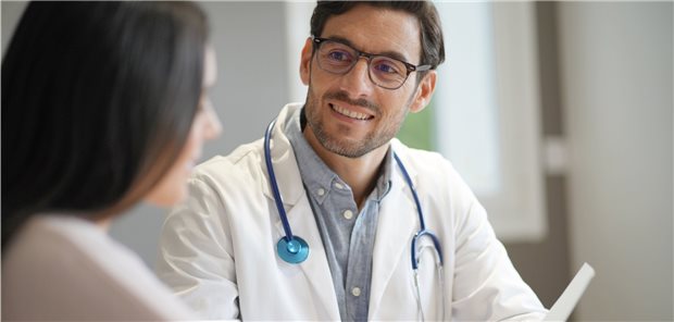 Vor allem für jüngere Ärzte könnte eine Anstellung attraktiver sein, als eine eigene Praxis, meint die Chefin der Barmer Rheinland-Pfalz.