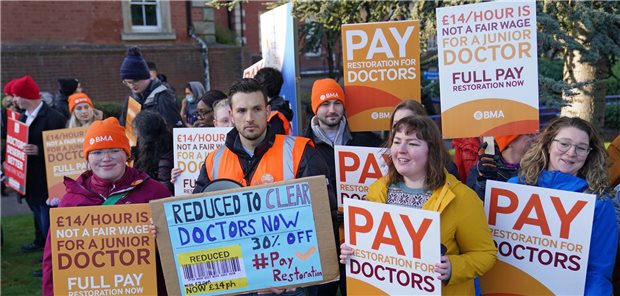 Vor allem junge Ärzte haben von den Arbeitsbedingungen in den staatlichen britischen Kliniken die Nase voll. Zuletzt haben sie im Juli gestreikt, jetzt geht es weiter.