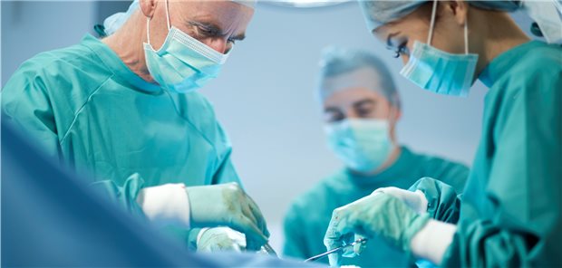 Hohe Operations-Fallzahl rettet Leben Vor allem komplizierte planbare Operationen sollten in Kliniken vorgenommen werden, wo aufgrund höherer Fallzahlen eingespielte interdisziplinäre Teams bei hoher Prozess- und Strukturqualität Erfahrung aufbauen konnten, fordert die Barmer.