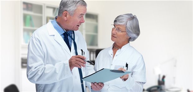 Während sich die Medizinischen Fachangestellten über mehr Gehalt freuen, sind nicht alle Ärzte von den Tarifsteigerungen angetan.