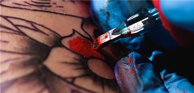 Vor allem rote, aber auch grüne Tattoopigmente können Nickel enthalten.