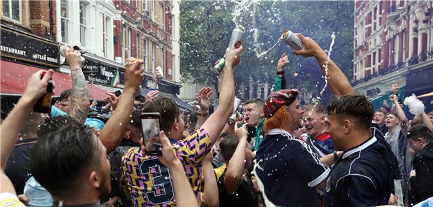 Bisher 2500 Corona-Fälle im Zuge der Fußball-EM Vor allem unter schottischen Fußball Fans gab es viele Infektionen mit SARS-CoV-2.