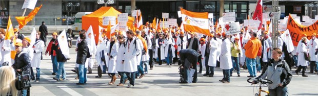 Demo vor Verhandlungsauftakt Vor dem Beginn der vierten Verhandlungsrunde mit den kommunalen Arbeitgebern demonstrierten Klinikärzte in Köln. © iss