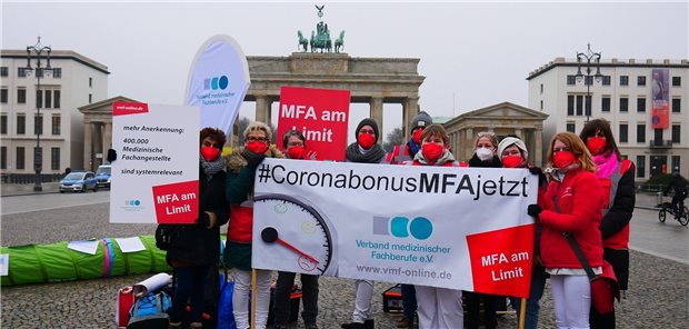 MFA kämpfen weiter um Wertschätzung und Corona-Bonus Vor dem Brandenburger Tor machten die MFA auf ihren Frust aufmerksam.
