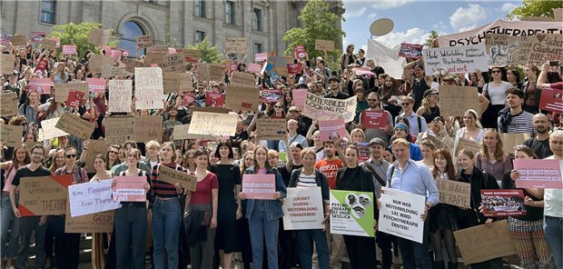 Psychotherapeuten-Demo in Berlin: Weiterbildung jetzt finanzieren! Vor dem Bundestag demonstrierten angehende Psychotherapeuten und Standesvertreter für die Sicherung der Finanzierung ihrer Weiterbildung.
