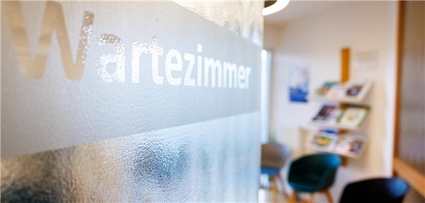 „Wartezimmer“ ist auf der Tür eines Wartezimmers in einer Arztpraxis zu lesen.