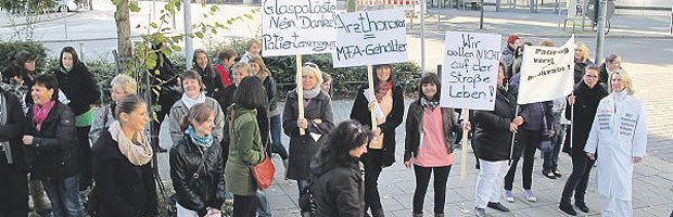 Protest trotz Einigung Vor dem Gebäude der Techniker Krankenkasse in der Innenstadt von Frankfurt am Main ließen sich Arzthelferinnen und Ärzte von der eher geringen Protest-Beteiligung nicht entmutigen.