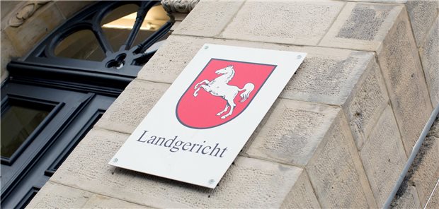 Missbrauch und heimliche Fotos? Orthopäde vor Gericht Vor dem Landgericht Osnabrück sieht sich ein Orthopäde unter anderem der Anklage des sexuellen Missbrauchs gegenüber.