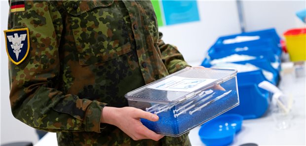 Soldat verweigert Corona-Impfung: Berufungsprozess nach Freispruch Soldat mit Spritzen