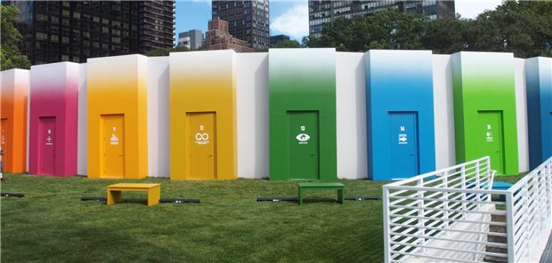 Vor dem UN-Headquarter in New York informieren die Vereinten Nationen im Vorfeld der am Dienstag beginnenden 78. Generalversammlung  in Pavillons über die 2015 im Rahmen ihres Nachhaltigkeitsgipfels verabschiedeten 17 Nachhaltigkeitsziele. Ziel 3 adressiert die Gesundheit.