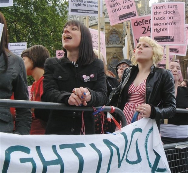 Briten halten an Abtreibungsrecht fest Vor der Abstimmung im britischen Unterhaus demonstrierten Frauen vor dem Parlament für die Beibehaltung des geltenden Abtreibungsrechts.